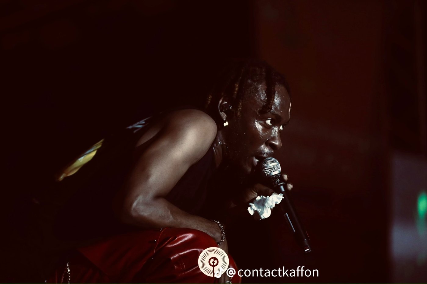 Kadirov Mania, débardeur noir, pantalon rouge, profil, concert